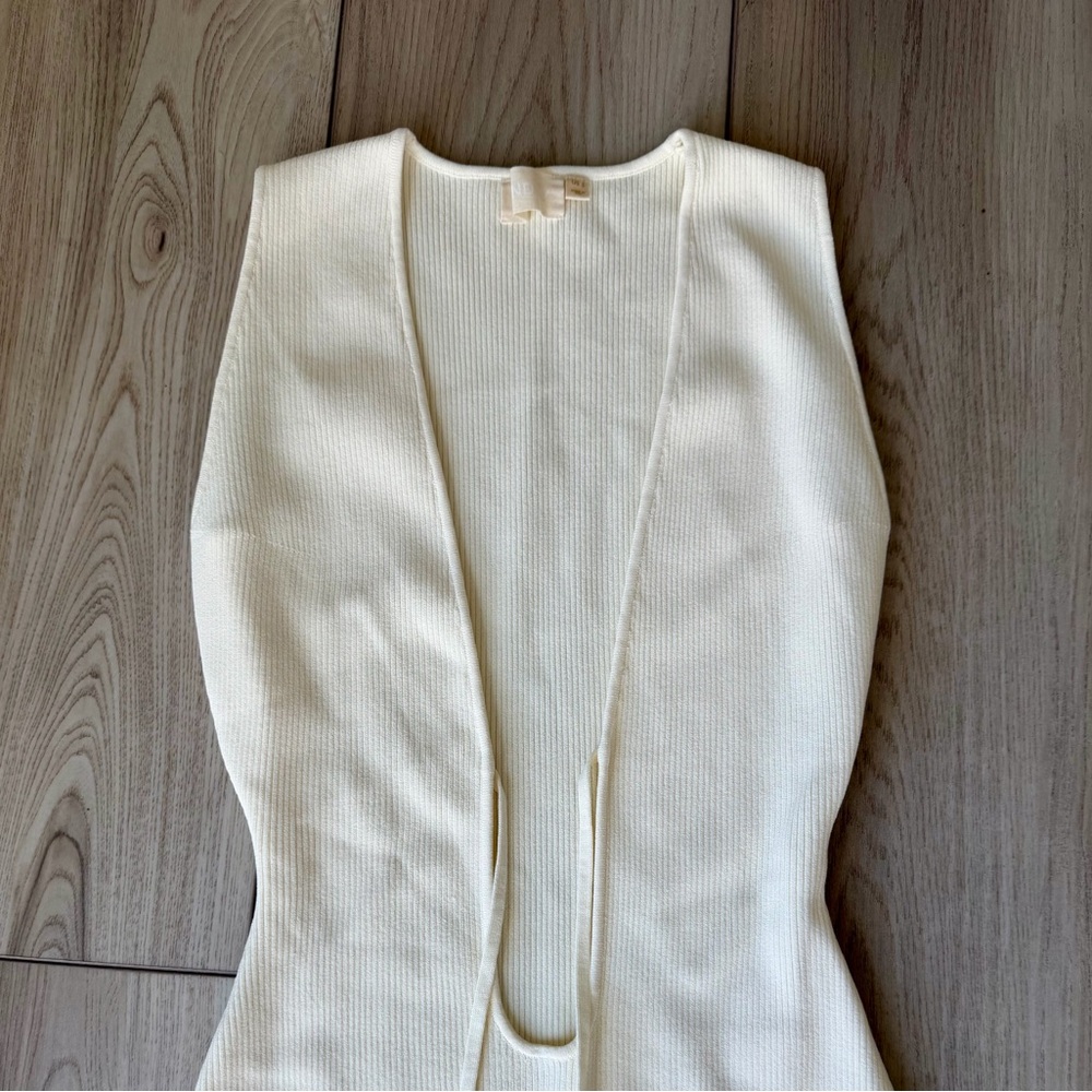 Elegant Cream Sleeveless Dress - Picture 3 of 3
